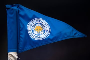 El Leicester City es un equipo ingl¨¦s con sede en Leicester, fundado en 1884 con el nombre de Leicester Fosse hasta 1919 que adopt¨® el nombre de ahora. Este t¨¦rmino significaba zanja, y se convirtieron en los f¨®siles, pero se elimin¨® cuando el equipo se traslad¨® de Victoria Park a Filbert Street. Leicestershire es uno de los cuarenta y siete condados de Inglaterra con capital en Leicester. El equipo es conocido como The Foxes, en castellano, los zorros, debido a que en esta zona hab¨ªa muchos animales y por la tradici¨®n en la cacer¨ªa del zorro. Este animal se ha convertido en una parte importante en el club, reflejado en el escudo, e incluso los jugadores entran al terreno de juego bajo el lema de ¡°Los zorros nunca se rinden¡±. De hecho, la corneta de posta tambi¨¦n es s¨ªmbolo del equipo, y el sonido de este instrumento se emite cuando el equipo entra al campo en los partidos que juega de local.