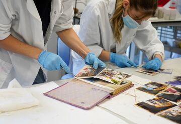 Voluntarios de la universidad en colaboración con el Laboratorio de Análisis y Diagnóstico de Obra de Arte, del Departamento de Historia del Arte, la UV ha puesto en marcha esta iniciativa que pretende reparar los daños que la DANA ha producido en la memoria colectiva de multitud de familias que han perdido fotografías y álbumes de gran valor sentimental y personal.
 