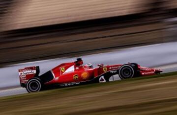 GRA415 MONTMELÓ (BARCELONA), 26/02/2015.- El piloto finlandés de Ferrari, Kimi Raikkonen, durante la primera jornada de la tercera tanda de entrenamientos oficiales de Fórmula Uno que se celebran en el Circuito de Catalunya de Montmeló. EFE/Alberto Estévez