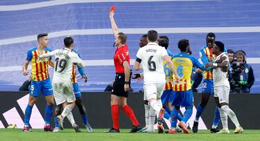 Gabriel Paulista vio la tarjeta roja tras una durísima entrada a Vinicius.