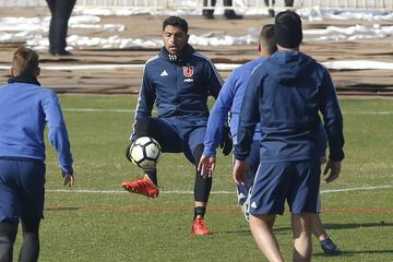 Hinchas de Universidad de Chile realizan el tradicional Banderazo previo al Superclásico. En la fotografía Gonzalo Jara.