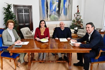 Ayuntamiento y Racing posan para la foto tras la reunión de seguimiento del convenio de uso de El Sardinero.