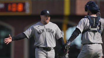 Mar 27, 2026; San Francisco, California, USA; New York Yankees pitcher David Bednar (left) celebrates with catcher Austin Wells (right) after defeating the San Francisco Giants at Oracle Park. Mandatory Credit: Darren Yamashita-Imagn Images