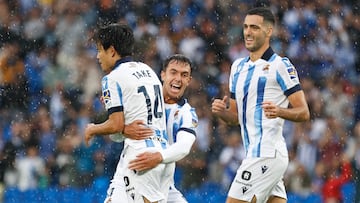 SAN SEBASTIÁN, 02/09/2023.-El delantero japonés de la Real Sociedad Takefusa Kubo (i), celebra su gol contra el Granada, este sábado durante el partido de la jornada 4 de LaLiga en el estadio Reale Arena en San Sebastián.- EFE/ Javi Colmenero