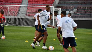 Yerry Mina durante un entrenamiento con la Selecci&oacute;n Colombia.