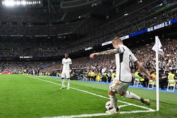 Toni Kroos se dispone a lanzar un córner ante la atenta mirada de Vinicius.