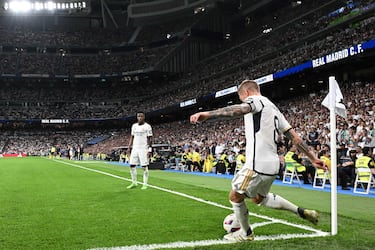 Toni Kroos se dispone a lanzar un córner ante la atenta mirada de Vinicius.