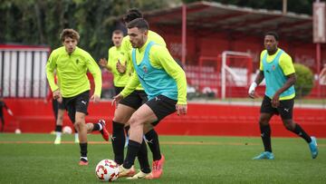 20-12-24. VICTOR CAMPEONATO CONTROLA EL BALÓN RODEADO DE COMPAÑEROS EN EL ENTRENAMIENTO DEL SPORTING EN MAREO.