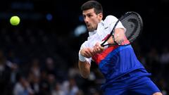 Novak Djokovic devuelve una bola durante su partido ante Marton Fucsovics en el Rolex Paris Masters, el Masters 1.000 de Par&iacute;s, en el AccorHotels Arena de Par&iacute;s.