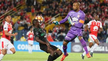 El arquero Robinson Zapata de Santa Fe disputa un bal&oacute;n con Didier Delgado de Cali en un partido de cuartos de final de la Copa Sudamericana entre Independiente Santa Fe y Deportivo Cali