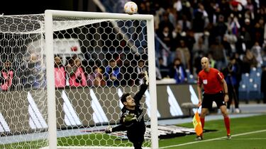 Soccer Football - Spanish Super Cup - Semi Final - Valencia v Real Madrid - King Fahd Stadium, Riyadh, Saudi Arabia - January 12, 2023 Real Madrid's Thibaut Courtois dives as Valencia's Eray Comert shoots over during the penalty shootout REUTERS/Ahmed Yosri