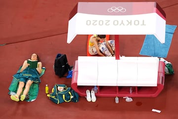 Nicola McDermott, del equipo de Australia, escribe en un diario mientras compite en la final de salto de altura femenino.