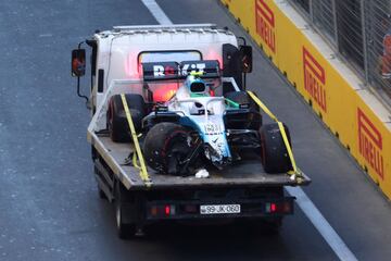 El Williams de Kubica remolcado al camión.