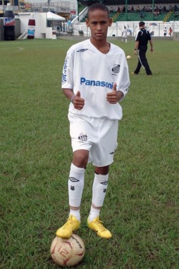 Neymar siempre jugó en Santos y debutó muy pequeño.