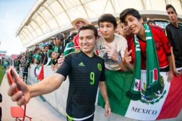 "El Cubo" Torres festeja con los aficionados que se dieron cita en el Estadio Río Tinto.