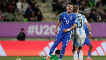 AME5139. VALPARAÍSO (CHILE), 04/10/2025.- Valente Pierani (d) de Argentina y Emanuel Benjamín de Italia reaccionan este sábado, en un partido del grupo D de la Copa Mundial Sub-20 entre Argentina e Italia en el estadio Elías Figueroa Brander, en Valparaíso (Chile). EFE/ Adriana Thomasa