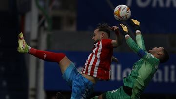 El portero del Mirandés, Raúl Lizoain, trata de hacerse con un balón aéreo.