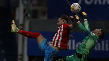 El portero del Mirand&eacute;s, Ra&uacute;l Lizoain, trata de hacerse con un bal&oacute;n a&eacute;reo.