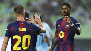SEÚL, 04/08/2025.- El jugador del Barcelona Marcus Rashford (d) celebra con su compañero Dani Olomo tras anotar un gol durante el partido amistoso que su equipo ha disputado frente al Daegu coreano, el tercer partido de la pretemporada del equipo azulgrana, este lunes en Seúl. EFE/ Jeon Heon-kyun