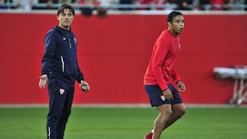 El t&eacute;cnico italiano Vincenzo Montella y el delantero colombiano Luis Fernando Muriel durante un entrenamiento del Sevilla