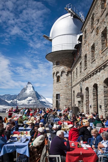 Comida: desde las 12:00 hasta las 14:00 horas | Cena: desde las 19:00 hasta las 20:00 horas. En la foto, el Monte Cervino, en los Alpes suizos. 
 
