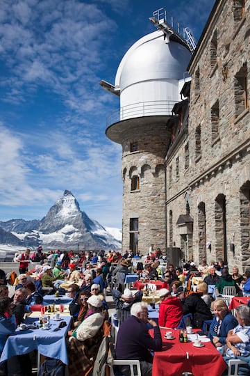 Comida: desde las 12:00 hasta las 14:00 horas | Cena: desde las 19:00 hasta las 20:00 horas. En la foto, el Monte Cervino, en los Alpes suizos.