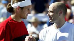 Roger Federer y Andre Agassi se saludan tras su partido de semifinales en Indian Wells en 2004.