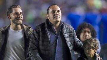 MEX7400. CIUDAD DE MÉXICO (MÉXICO), 08/12/2024.- El exfutbolista de América, Cuauhtémoc Blanco (c) asiste este domingo, a un partido de vuelta de las semifinales de final del torneo Apertura 2024 de la Liga MX en el estadio Ciudad de los Deportes en Ciudad de México(México). EFE/Isaac Esquivel