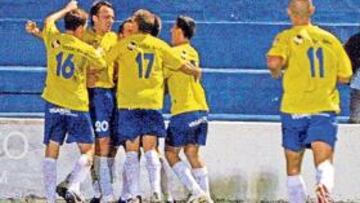 <b>ALEGRÍA. </b>El conjunto escorpión se abraza tras conseguir un tanto.