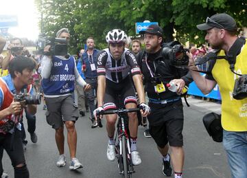 Tom Dumoulin tras cruzar la línea de meta. 