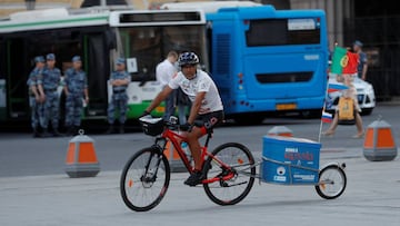 Portuguese cyclist Helder Batista, who arrived in Russia's capital to attend the 2018 FIFA World Cup, rides his bike in central Moscow, Russia June 18, 2018. REUTERS/Tatyana Makeyeva