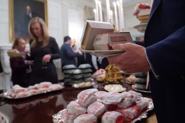 Debido al cierre parcial del gobierno estadounidense, que ha dejado sin chefs a la Casa Blanca, Donald Trump ha recibido con comida rápida al equipo campeón de Fútbol Americano Universitario Clemson Tigers.