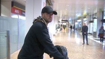 16-01-23. EL CANARIO MIGUEL ÁNGEL RAMÍREZ, EN EL AEROPUERTO DE ASTURIAS, LLEGA PARA FICHAR POR EL SPORTING COMO SUSTITUTO DE ABELARDO.