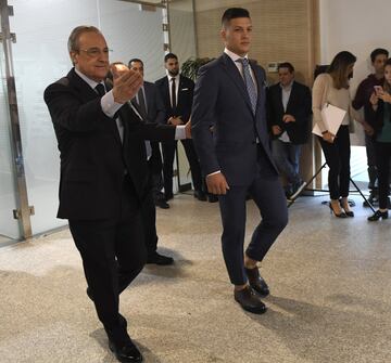 El jugador Serbio Jovic con el presidente del Real Madrid Florentino Pérez antes de su presentación.  