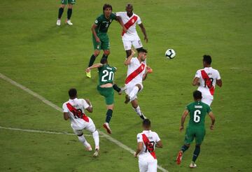 Jugada del penalti. Fernando Saucedo chutó a porterí­a y el balón tocó en la mano derecha de Carlos Zambrano.