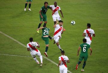 Jugada del penalti. Fernando Saucedo chut a porter?a y el baln toc en la mano derecha de Carlos Zambrano.