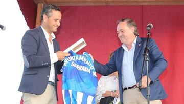Jokin Aperribay, junto a C¨¦sar L¨®pez, alcalde de Serrada (cedida).