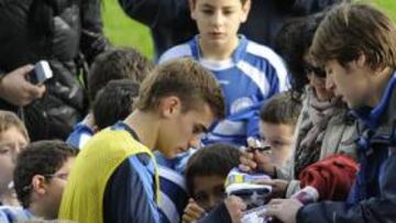 <b>ÍDOLO. </b>Griezmann firma autógrafos a los chavales de la Real. Hoy será clave ante Osasuna.