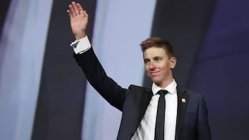 El ciclista esloveno Tadej Pogacar saluda durante la presentación del recorrido del Tour de Francia 2022 en París.