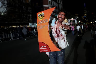 Una persona disfrazada participa en el desfile anual de Halloween de Greenwich Village en Manhattan, Nueva York.