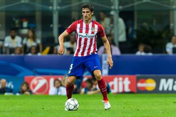 Al t¨¦rmino de la 14-15 se march¨® Jo?o Miranda y el Atl¨¦tico firm¨® a Stefan Savic (Mojkovac, Montenegro, 1991), central de la Fiorentina, en una operaci¨®n en la que Mario Su¨¢rez acab¨® en el equipo italiano. Defensa contundente, tuvo una re?ida competencia con Gim¨¦nez hasta el punto de que el montenegrino fue titular en la final de Champions 2016. M¨¢s tarde formaron t¨¢ndem en la zaga y Savic se despidi¨® en 2024 tras 297 partidos y como uno de los jugadores m¨¢s queridos en el Atleti por su rendimiento y su compromiso.