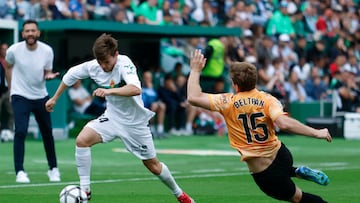ELCHE (ALICANTE), 11/04/2026.- El jugador del Elche Aleix Febas y el jugador del Valencia Lucas Beltrán, durante el partido de la jornada 31 de LaLiga EA Sports, este sábado en el estadio Martínez Valero en Elche.-EFE/ Pablo Miranzo
