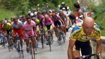 Italian Mercatone uno rider Marco Pantani leads the pack during the 239 km 19th stage from Canelli to Cascate del Toce of the Giro d'Italia May 30, 2003. Italian Saeco rider Gilberto Simoni won the stage and retained the leader's pink jersey. REUTERS/POOL
