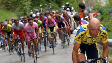 Italian Mercatone uno rider Marco Pantani leads the pack during the 239 km 19th stage from Canelli to Cascate del Toce of the Giro d&#039;Italia May 30, 2003. Italian Saeco rider Gilberto Simoni won the stage and retained the leader&#039;s pink jersey.    REUTERS/POOL