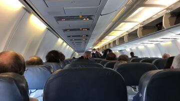 El avión recibe con aplausos a la Real Sociedad por su esfuerzo