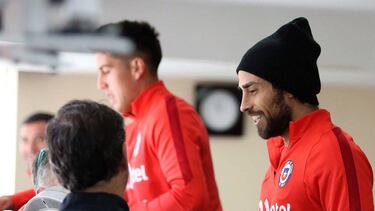 CH06. GUAYAQUIL (ECUADOR), 04/10/2016. Fotografía cedida por la Asociación Nacional de Fútbol Profesional de Chile (ANFP) del jugador de la selección de fútbol de Chile, Jorge Valdivia (d), ejercitándose hoy, martes 4 octubre de 2016, durante un entrenamiento en Guayaquil (Ecuador), antes de su encuentro con Ecuador, por las eliminatorias a Rusia 2018. EFE/COMUNICACIONES ANFP/CARLOS PARRA/SOLO USO EDITORIAL/NO ARCHIVO/NO VENTAS