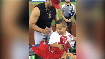 Albert Pujols regala uniforme a un niño con síndrome de down