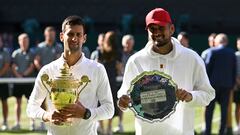 Novak Djokovic y Nick Kyrgios posan con los trofeos de campeón y subcampeón de Wimbledon respectivamente.