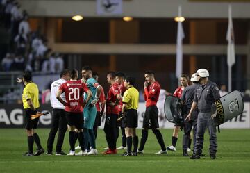 El partido entre Santos e Independiente fue suspendido a pocos minutos de final por incidentes en las tribunas del Pacaembú cuando el juego iba 0-0. Este resultado le da la clasificación a Independiente a los cuartos de final de la Copa Libertadores luego de la decisión de la Conmebol de otorgarle el triunfo 3-0 en la ida por la mala inclusión del uruguayo Carlos Sánchez.