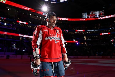 El jugador ruso de los Washington Capitals es una de las personas más buscadas en Google por haber reescrito la historia del hockey sobre hielo. Recientemente consolidó su legado como el máximo goleador de todos los tiempos en la NHL, una hazaña considerada inalcanzable, al superar el récord de Wayne Gretzky y alcanzar los 900 goles. Conocido como "Big 8", su dominio prolongado con los Washington Capitals, donde juega desde 2025 y su increíble consistencia lo mantienen como una figura central y un tema constante de conversación y debate. Su búsqueda está directamente ligada a esta caza histórica de récords en el deporte profesional.